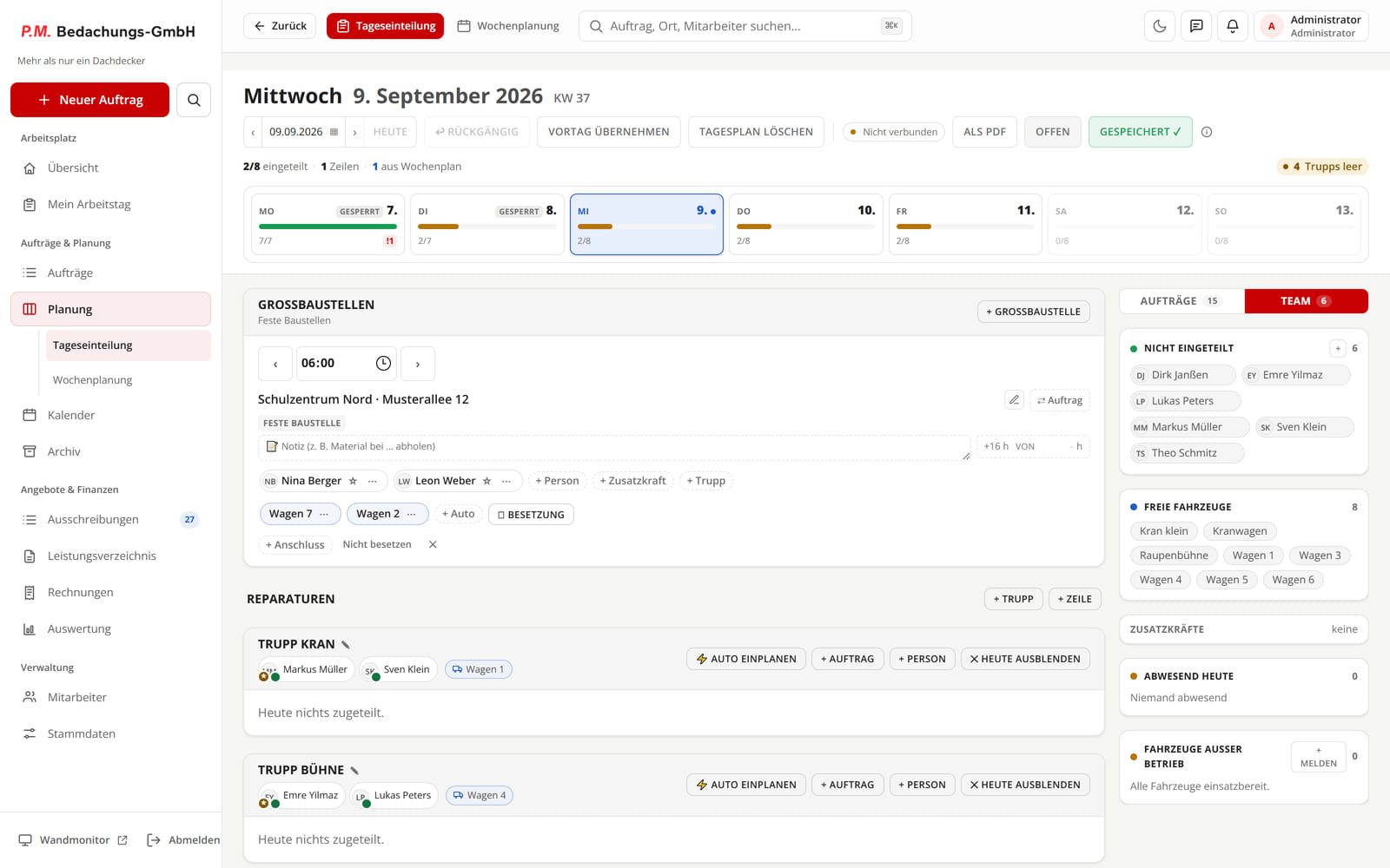 Echte Molderings-Software: Tagesplanung mit Teams, Fahrzeugen und Einsätzen; fiktive Beispieldaten.